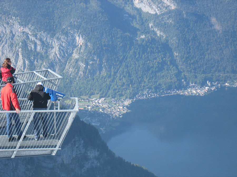 Genießen Sie einen spektakulären Ausblick von der Plattform "5 Fingers" nach Hallstatt