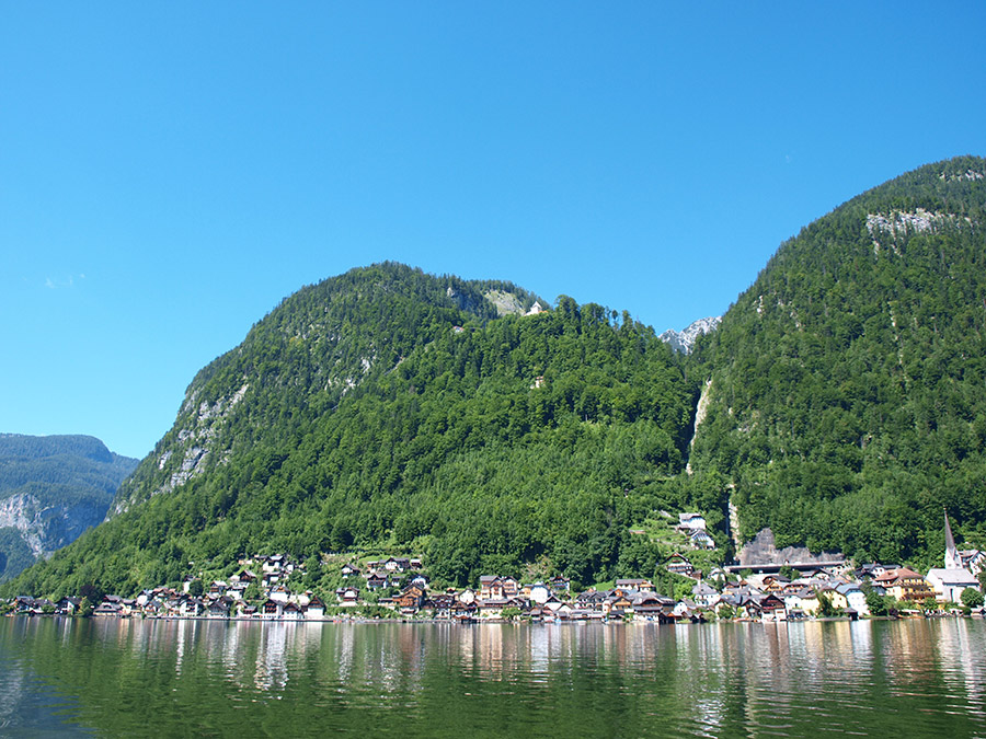 Blick vom See auf Hallstatt