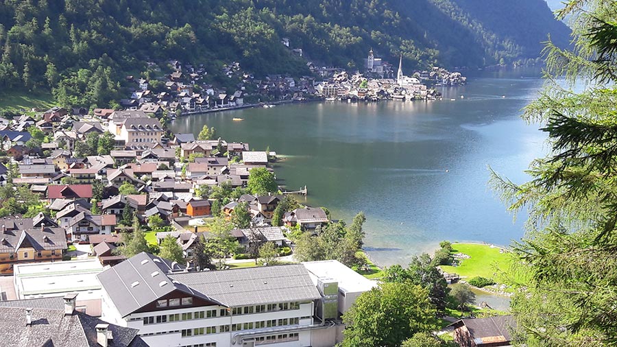 Blick auf Hallstatt mit Badeinsl