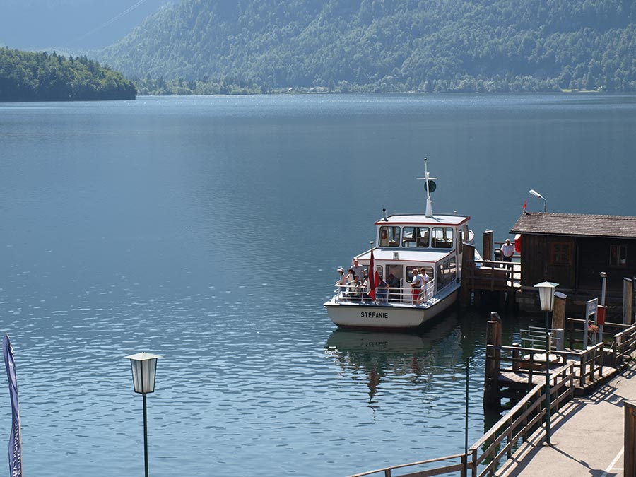 The beautiful Lake Hallstatt - Schiffahrt auf dem Hallstättersee