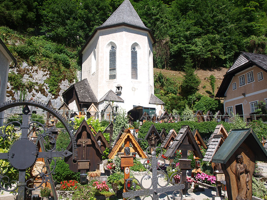 Discover the beautiful landscape around Lake Hallstatt