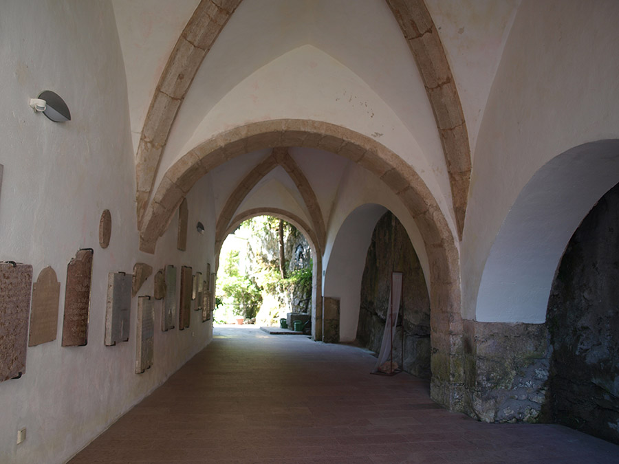 Durchgang der katholischen Kirche zum Friedhof