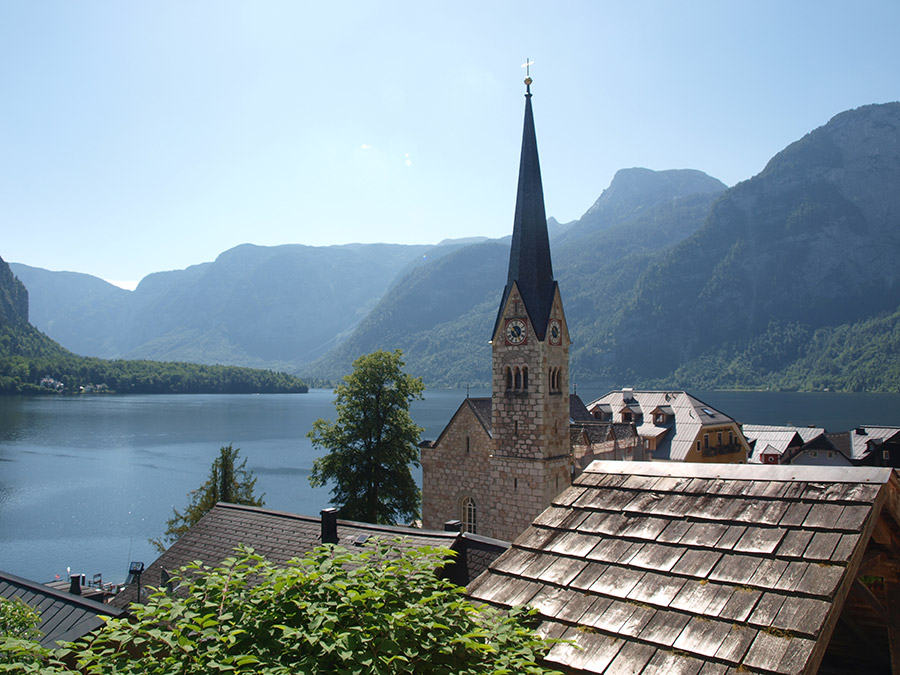 Ausblick zum See über den Dächern von Hallstatt