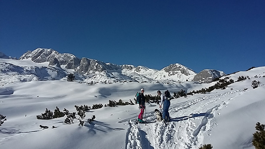 Discover the beautiful landscape around Lake Hallstatt in winter - Schitour zum Wisberghaus