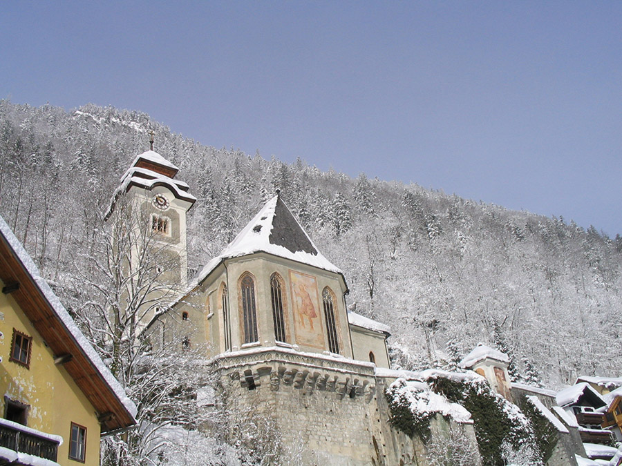 Verschneite Kirche in Hallstatt